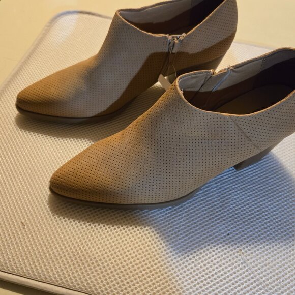 A.N.A. 7.5 camel color booties with block heel - Picture 3 of 4